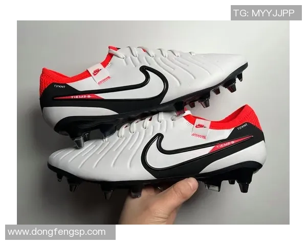 球星经典复刻足球鞋高清图片展现足球传奇魅力