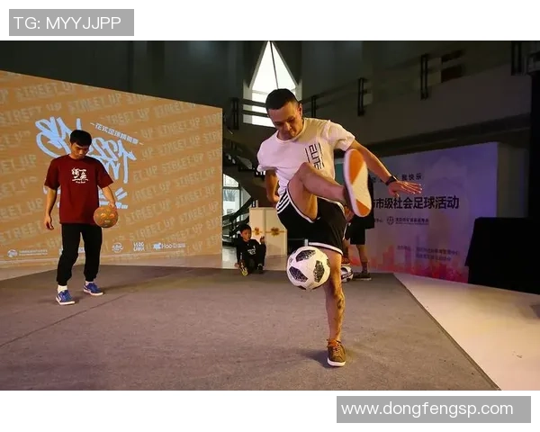 足球巨星与花式足球的完美碰撞展现非凡技艺与创意无限的视觉盛宴